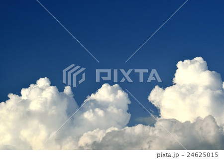 入道雲と青空のコピースペース 24625015