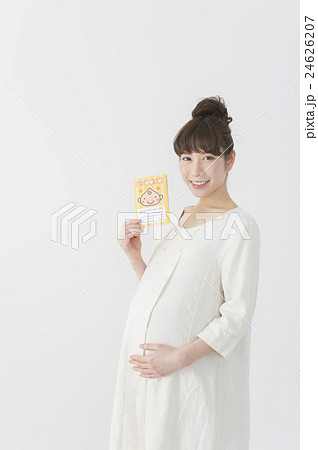 母子手帳を持つ妊婦 24626207