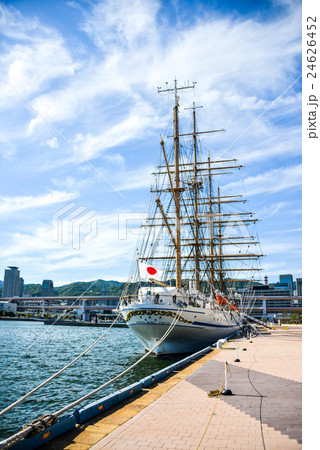 神戸港に停泊中の帆船日本丸 24626452