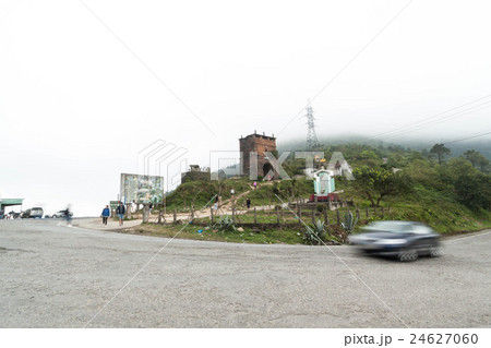 ベトナム中部のハイヴァン峠の頂上付近 ベトナム中部のハイヴァン峠の頂上付近 24627060