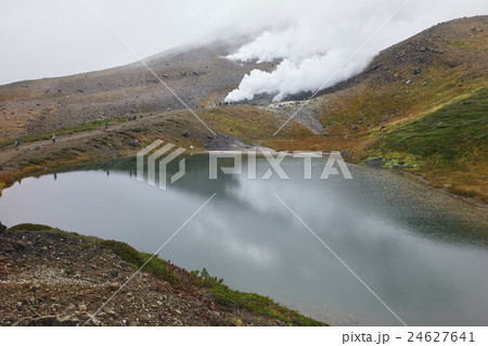 姿見池から噴火口を望む、秋の大雪山旭岳、北海道 姿見池から噴火口を望む、秋の大雪山旭岳、北海道 24627641