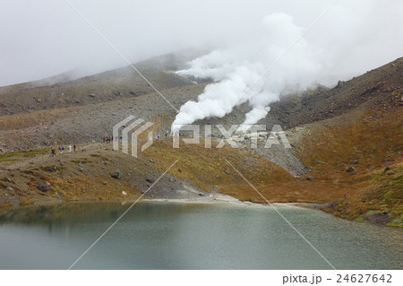 噴煙を上げる噴火口と姿見池、秋の大雪山旭岳、北海道 24627642