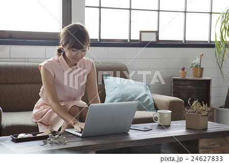 ソファーでPC を使う女性 ソファーでPC を使う女性 24627833