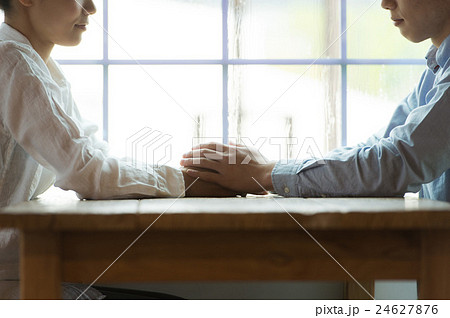 手をつなぐカップル 24627876