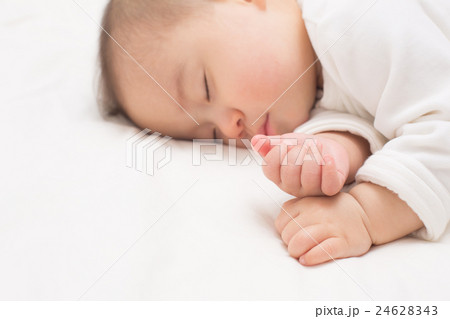 お昼寝する赤ちゃん 24628343