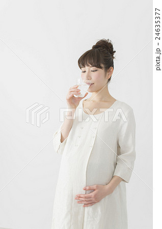 水を飲む妊婦 水を飲む妊婦 24635377