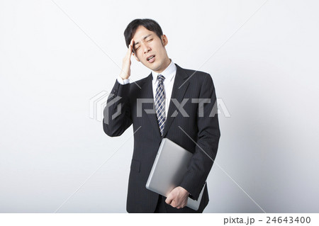 ノートパソコンを持って考えるビジネスマン ノートパソコンを持って考えるビジネスマン 24643400