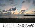 西表島、月が浜ビーチの夕焼け 24643960