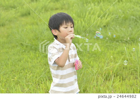 しゃぼん玉で遊ぶ男の子 しゃぼん玉で遊ぶ男の子 24644982