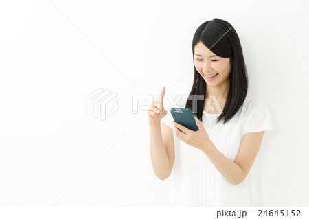 スマートフォン・若い女性 スマートフォン・若い女性 24645152