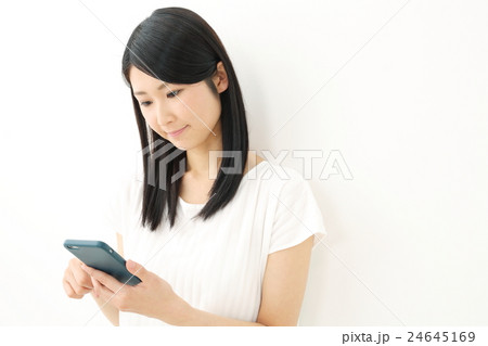 スマートフォン・若い女性 スマートフォン・若い女性 24645169