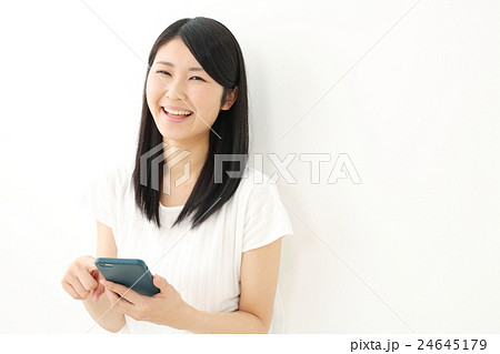 スマートフォン・若い女性 スマートフォン・若い女性 24645179