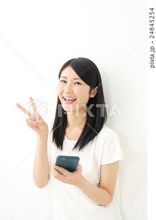 スマートフォン・若い女性 24645254