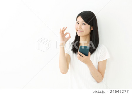 スマートフォン・若い女性 24645277
