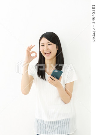 スマートフォン・若い女性 24645281