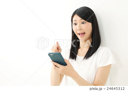 スマートフォン・若い女性 24645312