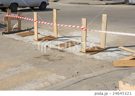Installing spillway gratings on the road 24645321