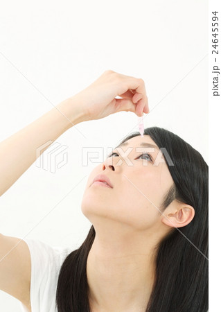 目薬・若い女性 目薬・若い女性 24645594