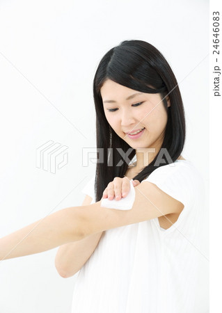汗拭きシート・若い女性 24646083