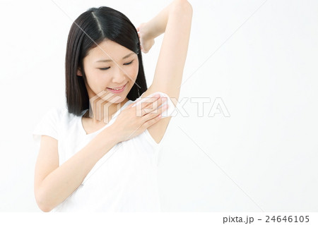 汗拭きシート 若い女性の写真素材
