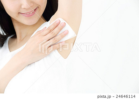 汗拭きシート・若い女性 24646114