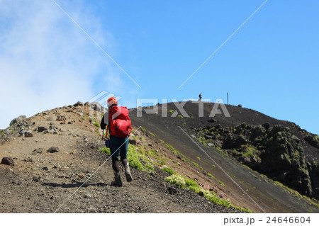 岩手山の山頂を目指す登山道 岩手山の山頂を目指す登山道 24646604