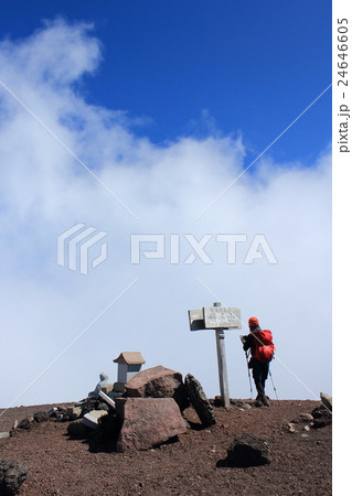 岩手山山頂の登山者 岩手山山頂の登山者 24646605