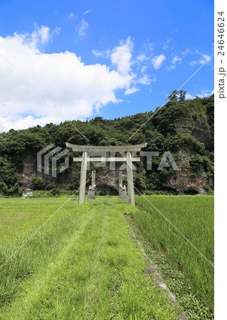 九州 大分県 中津市 本耶馬溪 青の同門と競秀峰と毛蕨神社鳥居 おすすめ観光地の写真素材