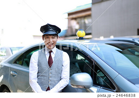 タクシー TAXI (男性 乗用車 サラリーマン 30代 会社員 営業車 ドライバー 運転手 制帽) 24646838