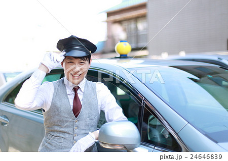 タクシー TAXI (男性 乗用車 サラリーマン 30代 会社員 営業車 ドライバー 運転手 制帽) 24646839