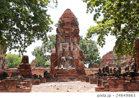 アユタヤ遺跡ワット・プラ・マハタートの石像 アユタヤ遺跡ワット・プラ・マハタートの石像 24649863
