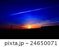 日の入りの漁港と飛行機雲 24650071