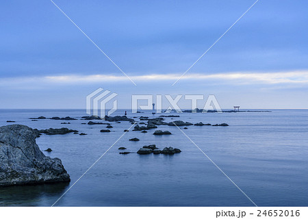 名島の鳥居 裕次郎灯台 森戸海岸の写真素材