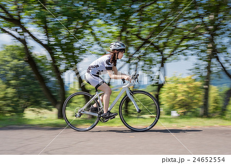 女性のロードレーサー 24652554
