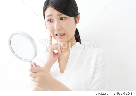 スキンケア・悩み・若い女性 24654252