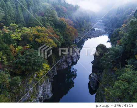 紅葉の渓谷神通峡 24654318