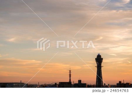 大阪の夕景 通天閣のシルエットと夕空 の写真素材