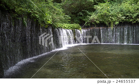 岩肌から湧き出る水 軽井沢 白糸の滝 地下水 湧き水 長野県 ヒーリング スポットの写真素材