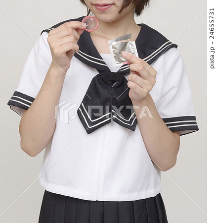 コンドームスカート Amazon.co.jp: 陽気なスタイルの女性の太もものハイソックス情熱 ...