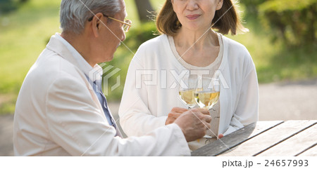 シニア夫婦 介護イメージ 24657993