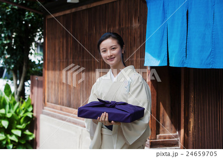 着物姿の美しい女性 24659705