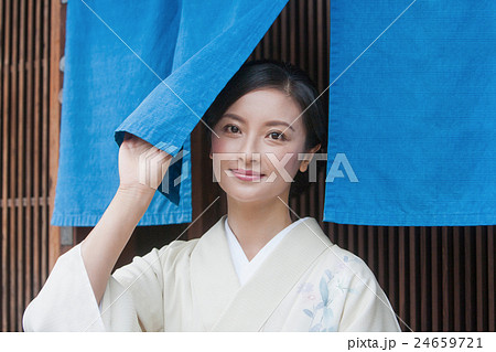 着物姿の美しい女性 24659721