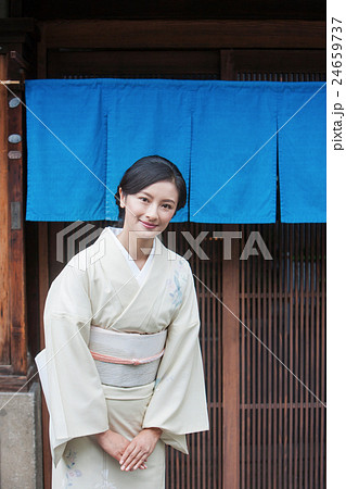 着物姿の美しい女性 着物姿の美しい女性 24659737