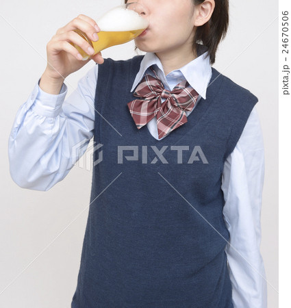 ビールを飲む未成年 24670506