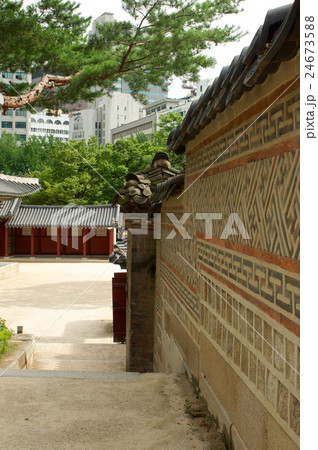 Wall in Deoksugung Palace in Seoul Wall in Deoksugung Palace in Seoul 24673588