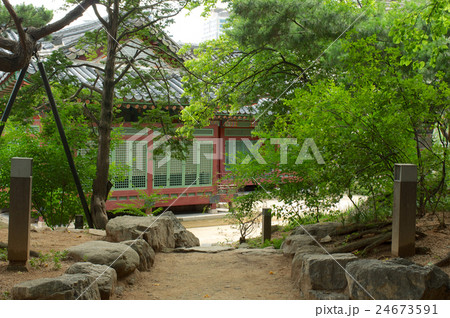Deoksugung Palace in Seoul 24673591