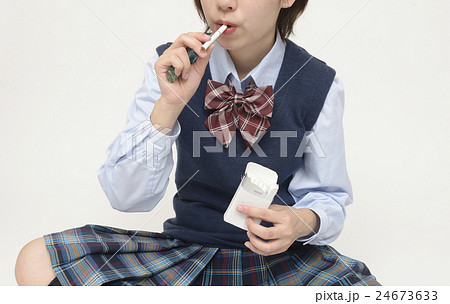 タバコを吸う未成年 24673633