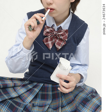 タバコを吸う未成年の写真素材