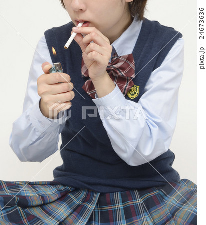 タバコを吸う未成年 24673636