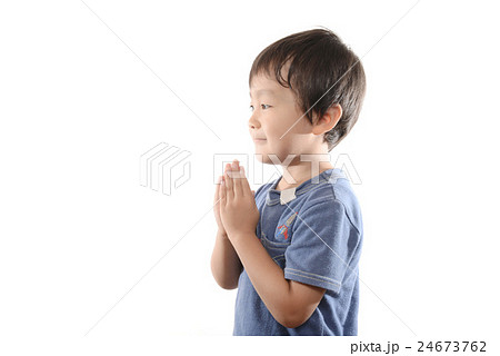 合掌する男の子 24673762